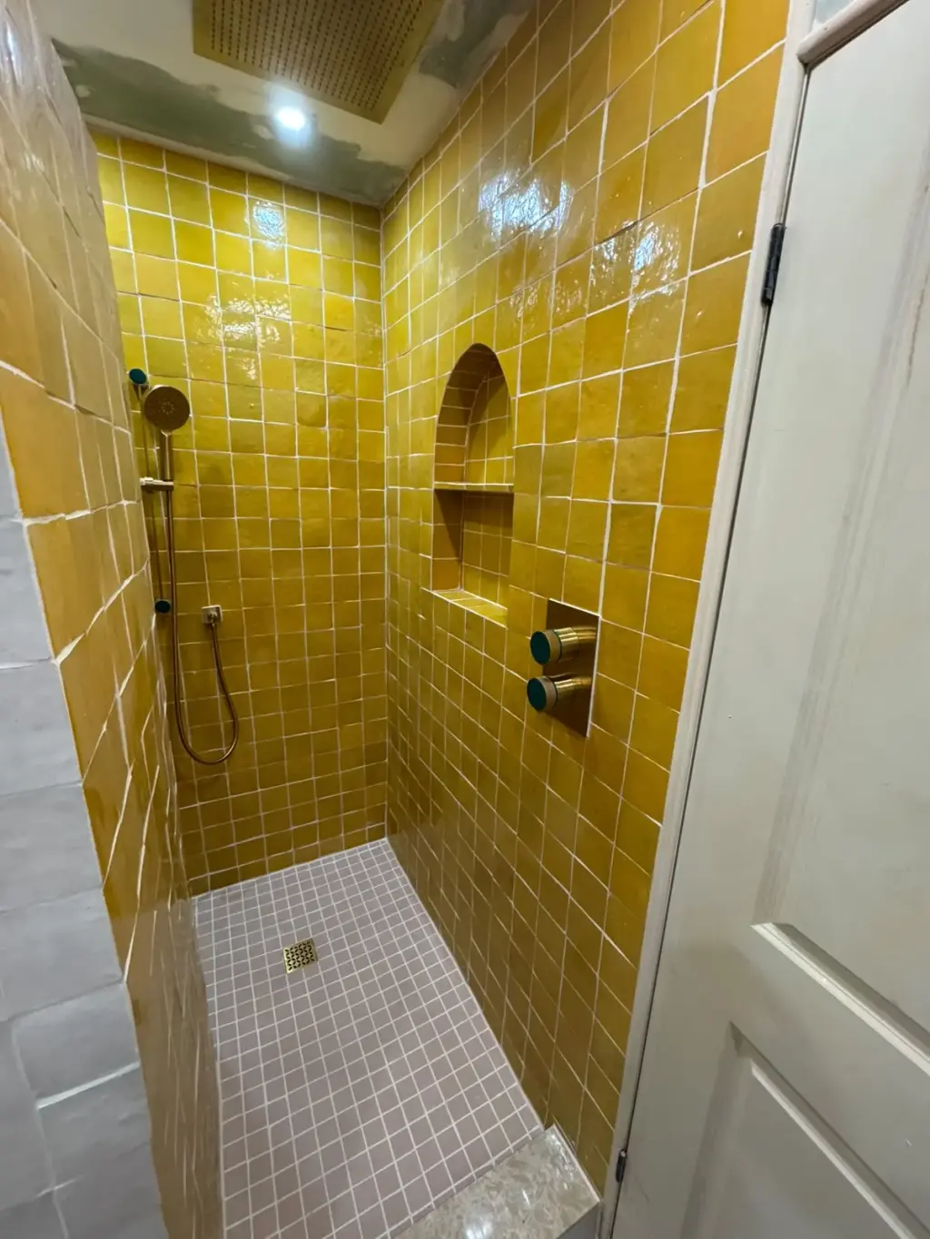 Canzeno Arc Niche set into a yellow-tiled shower wall