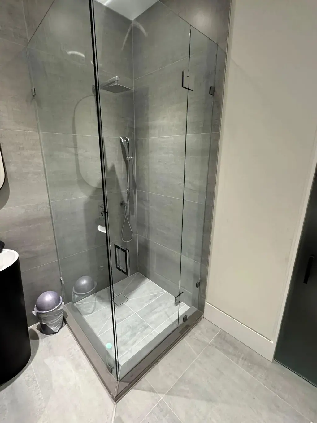 Corner glass shower on a tiled Canzeno shower base