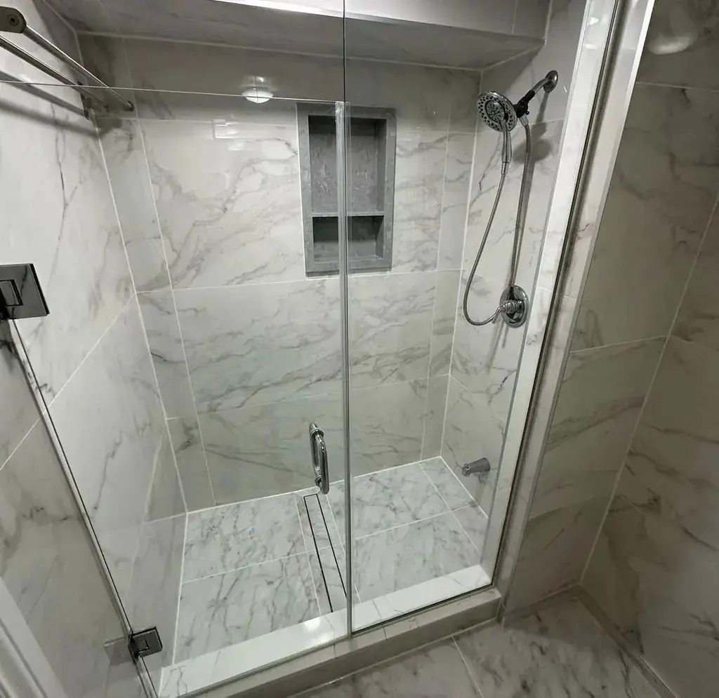 Glass shower with marble-look walls, a double niche and a tiled Canzeno base