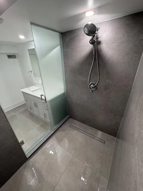 Full bathroom renovation in Mississauga, after Canzeno