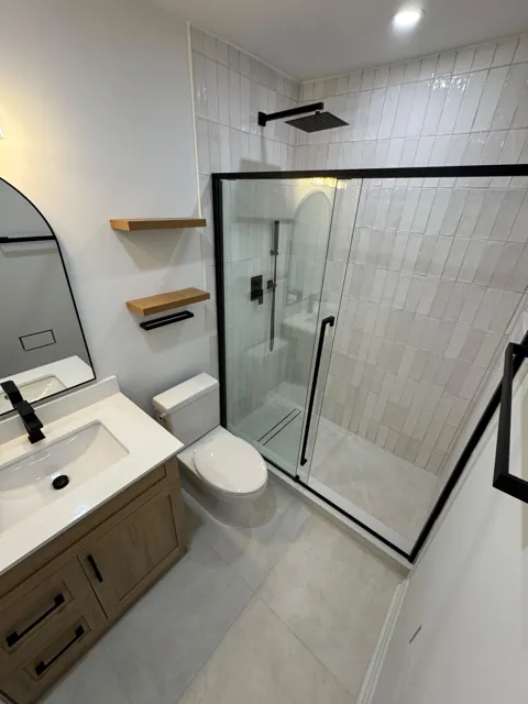 Full bathroom renovation in Toronto, after Canzeno