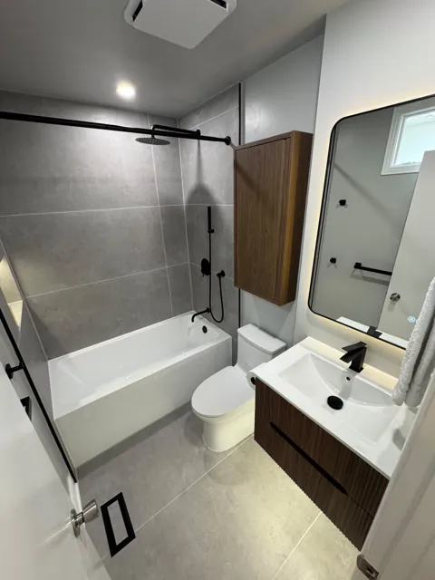 Full bathroom renovation in Toronto, after Canzeno